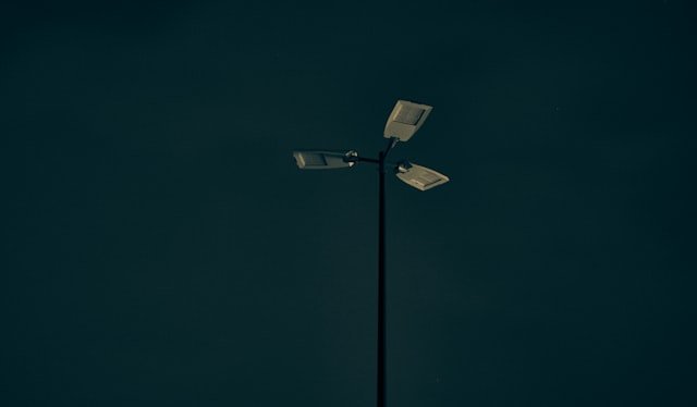 3 light pendant lamps turned off